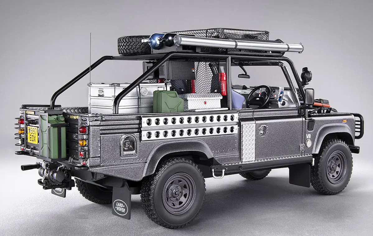 Kyosho 1:18 Resin Land Rover Defender 2001 Tomb Raider Edition – view 2