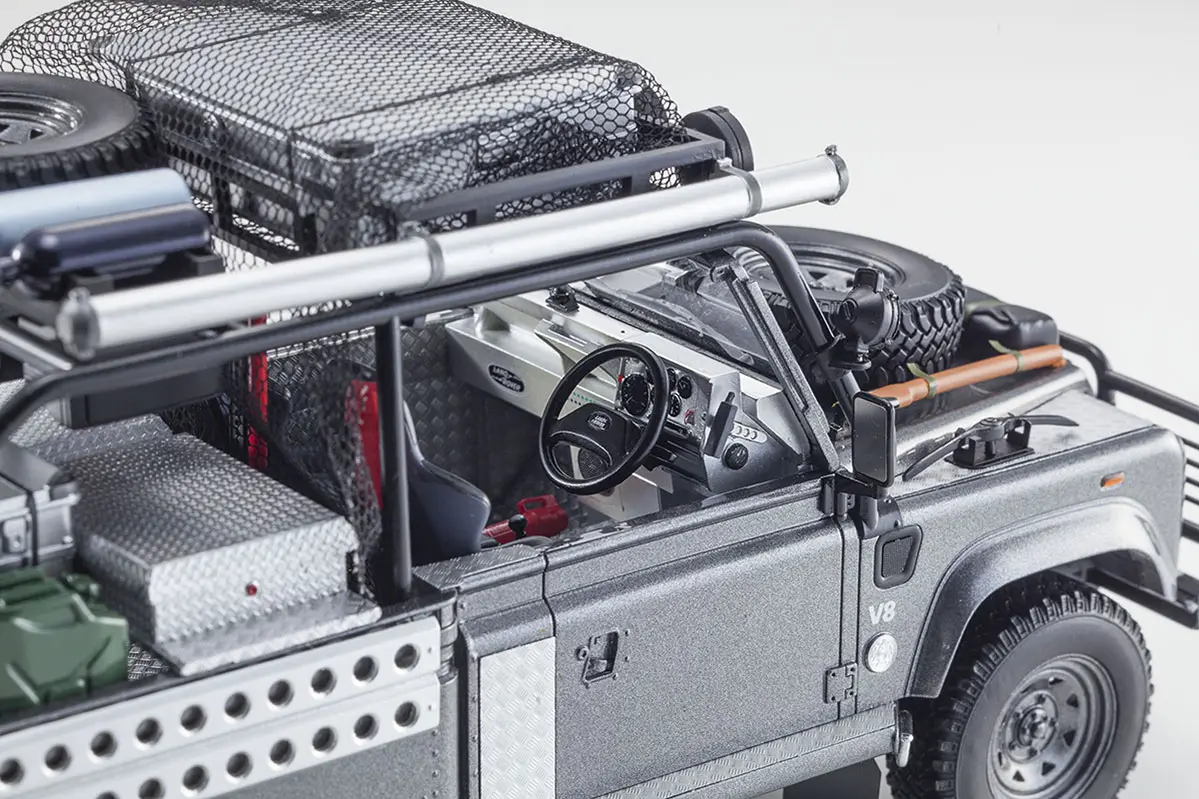 Kyosho 1:18 Resin Land Rover Defender 2001 Tomb Raider Edition – view 5