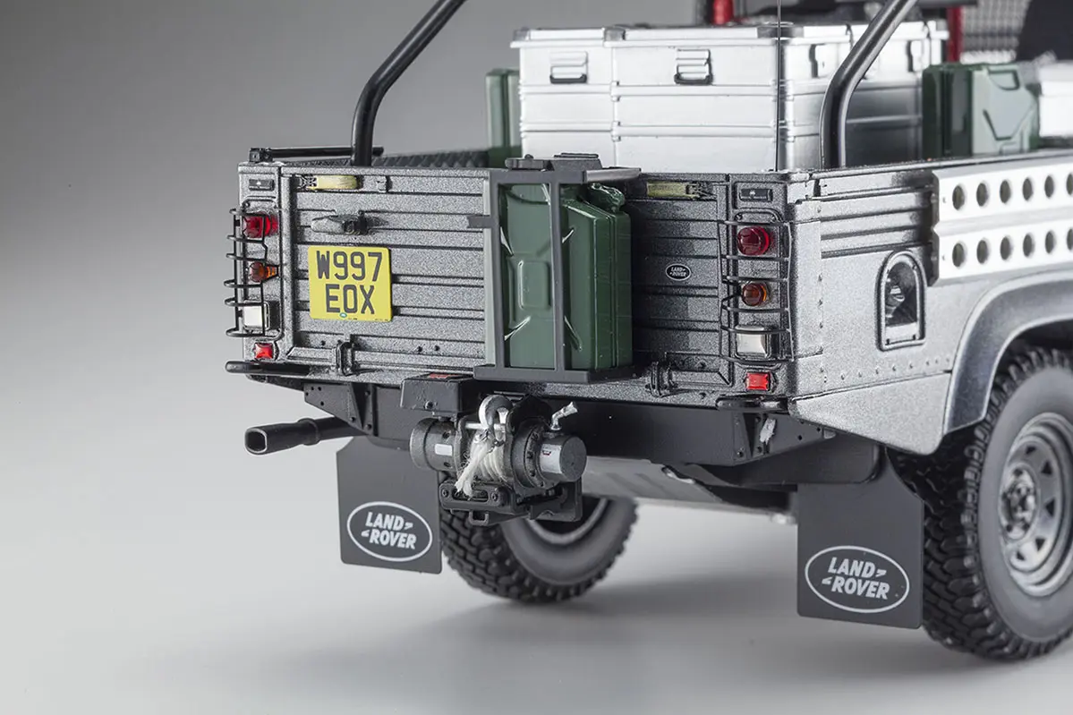 Kyosho 1:18 Resin Land Rover Defender 2001 Tomb Raider Edition – view 7