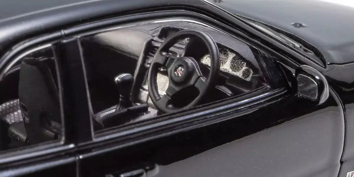 Kyosho 1:43 Nissan Skyline R34 GT-R v-Spec II Black Pearl – view 4