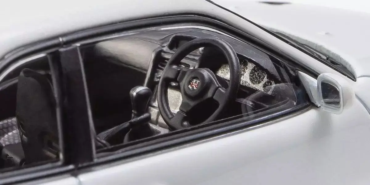 Kyosho 1:43 Nissan Skyline R34 GT-R v-Spec II White Pearl – view 5