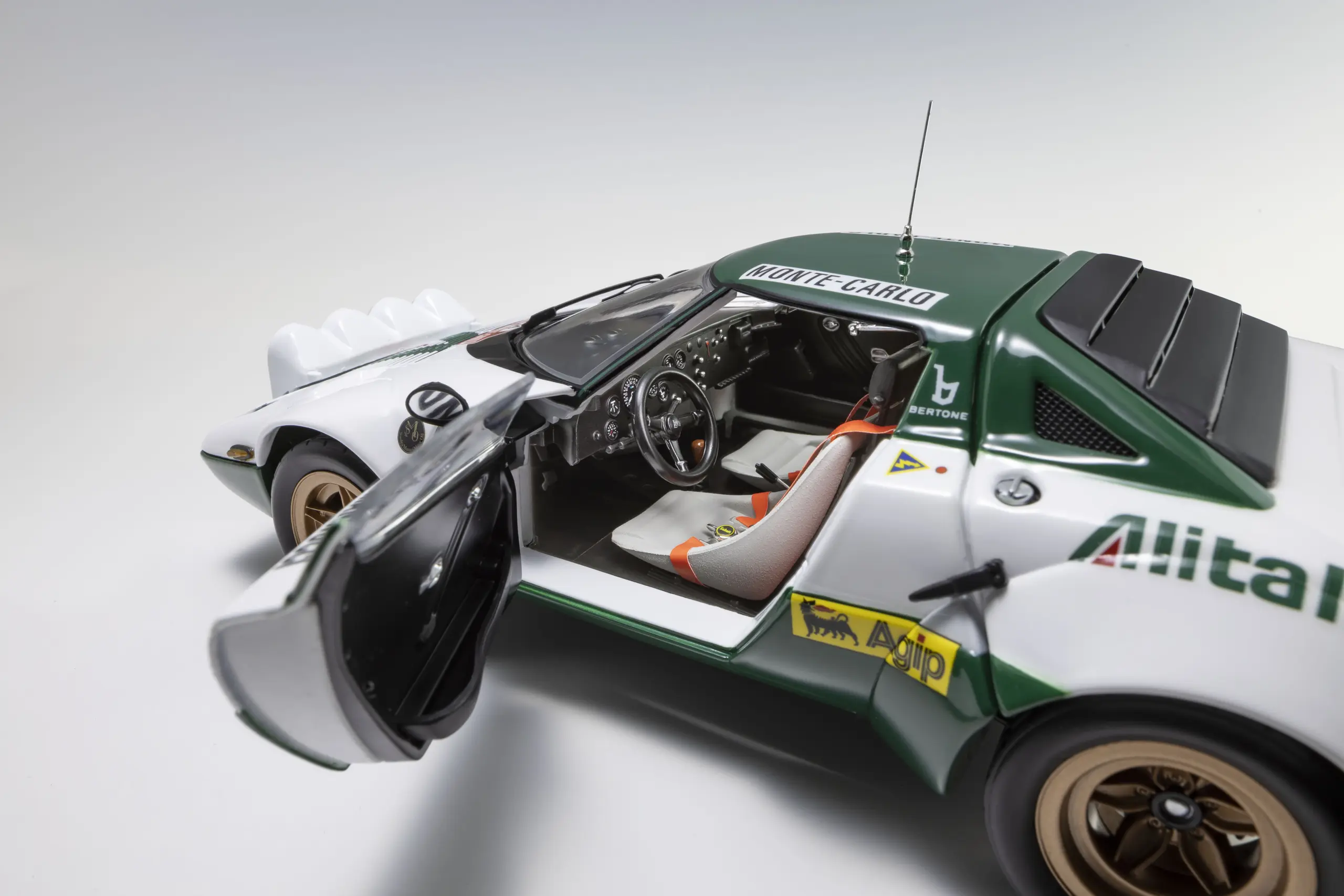 Kyosho 1:18 Lancia Stratos HF S.Munari Winner Monte Carlo 1975 Nr.14 – view 4