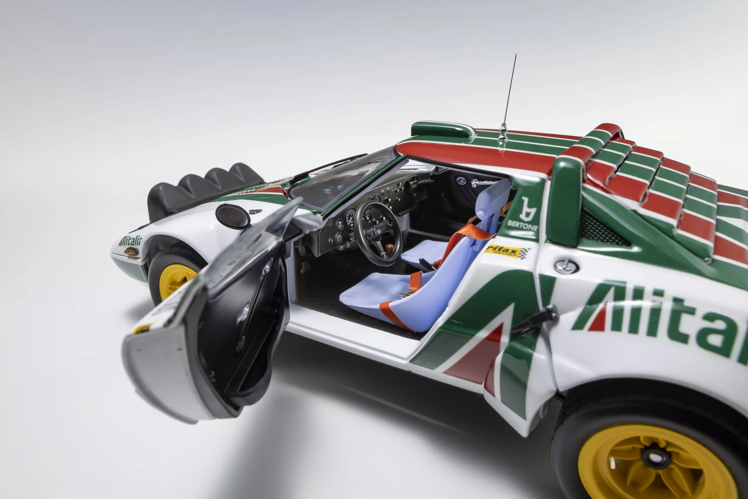 Kyosho 1:18 Lancia Stratos HF B.Waldegard Winner San Remo 1976 Nr.4 – view 5