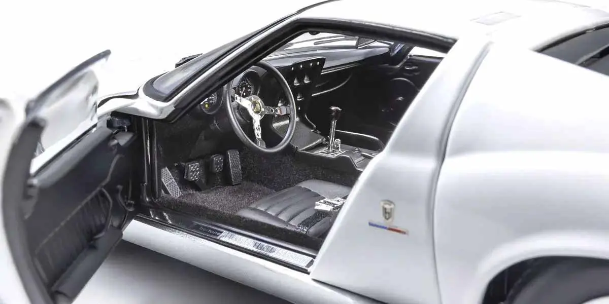 Kyosho 1:18 Lamborghini Miura P400 1968 White-Silver – view 5