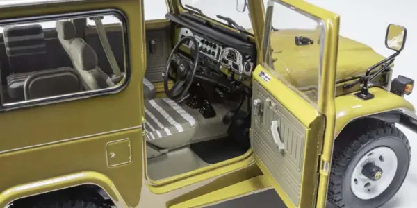 Kyosho 1:18 Toyota Land Cruiser 40 Van (BJ42V) 1980 yellow