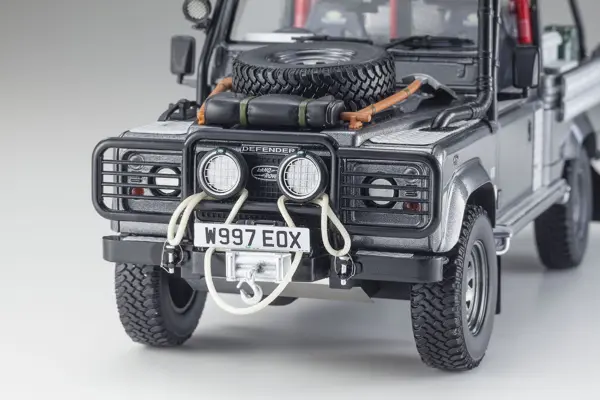 Kyosho 1:18 Resin Land Rover Defender 2001 Tomb Raider Edition