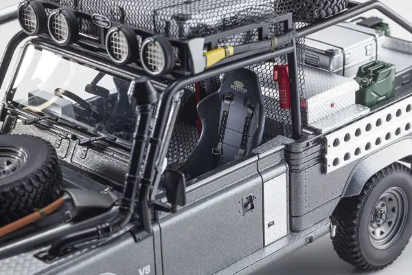 Kyosho 1:18 Resin Land Rover Defender 2001 Tomb Raider Edition