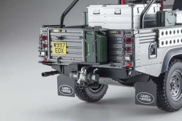 Kyosho 1:18 Resin Land Rover Defender 2001 Tomb Raider Edition