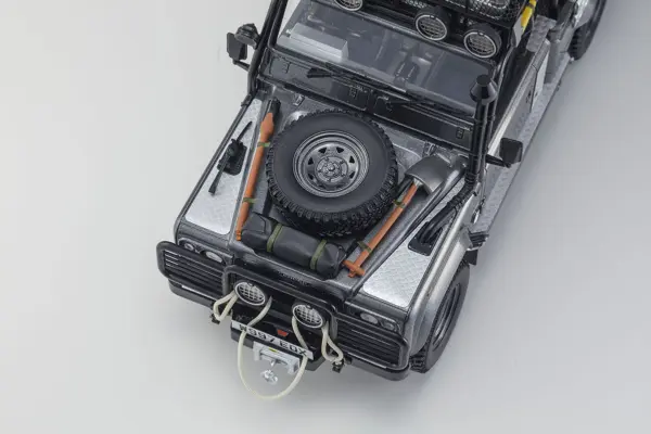 Kyosho 1:18 Resin Land Rover Defender 2001 Tomb Raider Edition