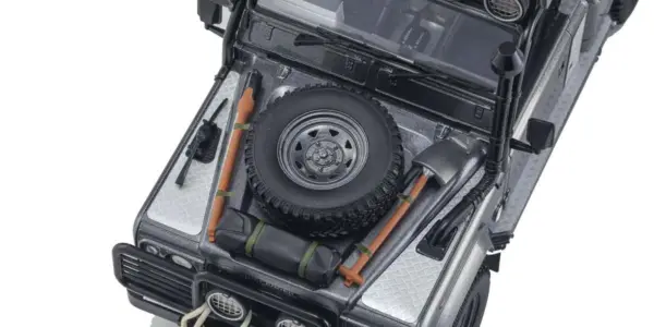 Kyosho 1:18 Resin Land Rover Defender 2001 Tomb Raider Edition