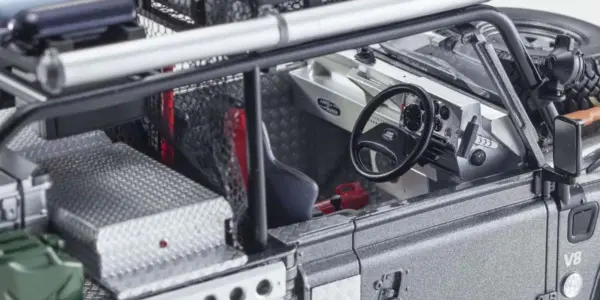 Kyosho 1:18 Resin Land Rover Defender 2001 Tomb Raider Edition