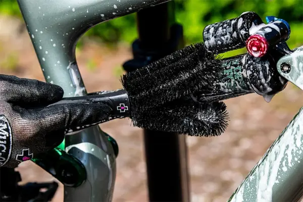 Muc-Off 2-Prong Brush