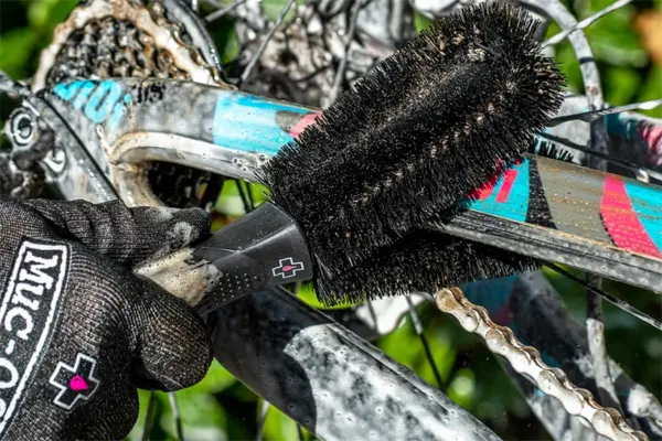 Muc-Off 2-Prong Brush