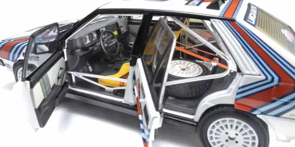 Kyosho 1:18 Lancia Delta HF 4WD Olympus Rally 1987 Martini Rossi Nr.3