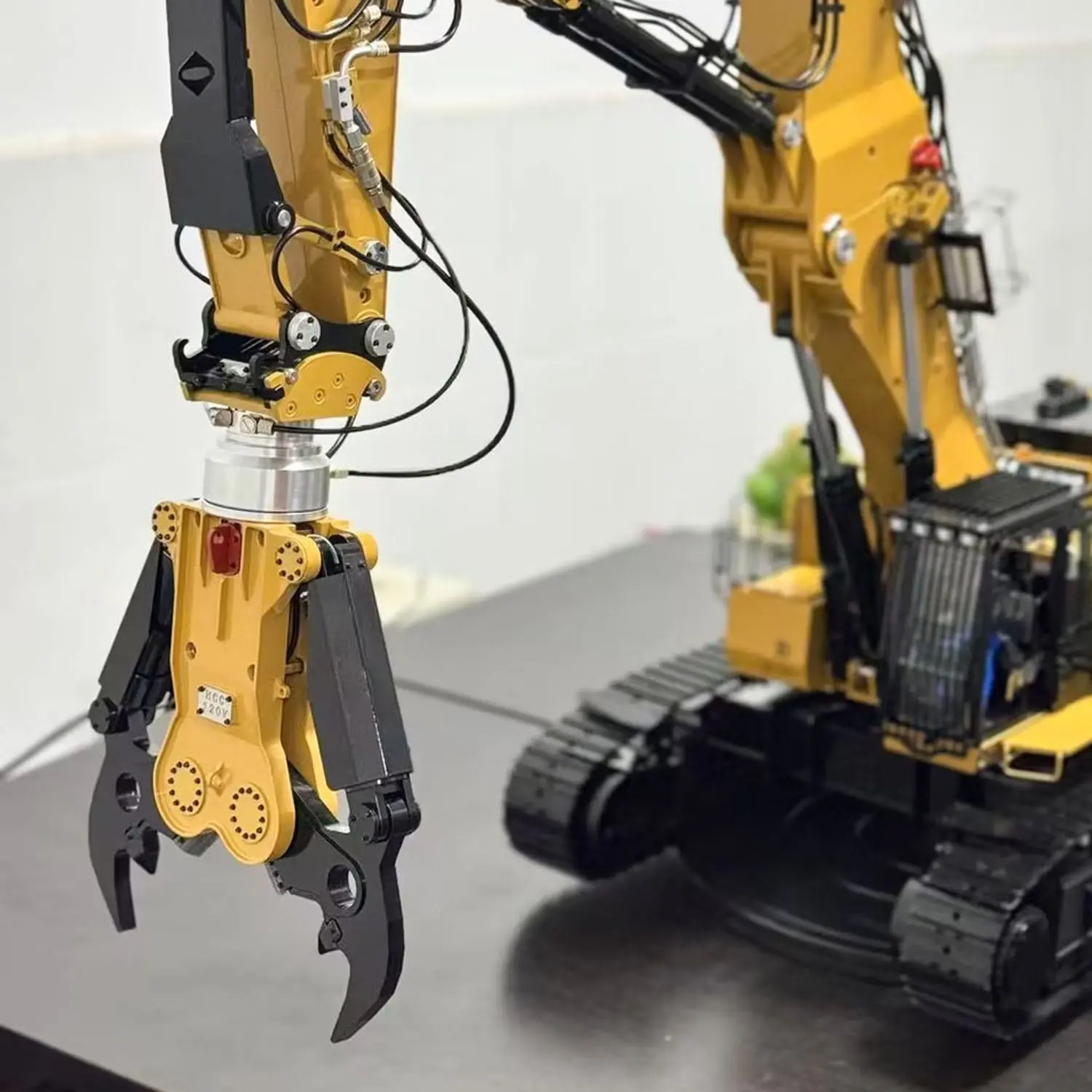 1/14 Metal Remote Control Hydraulic Tracked Excavator 385CF RC Digger Brushless Motor Light System Flysky PL18EV LITE Radio