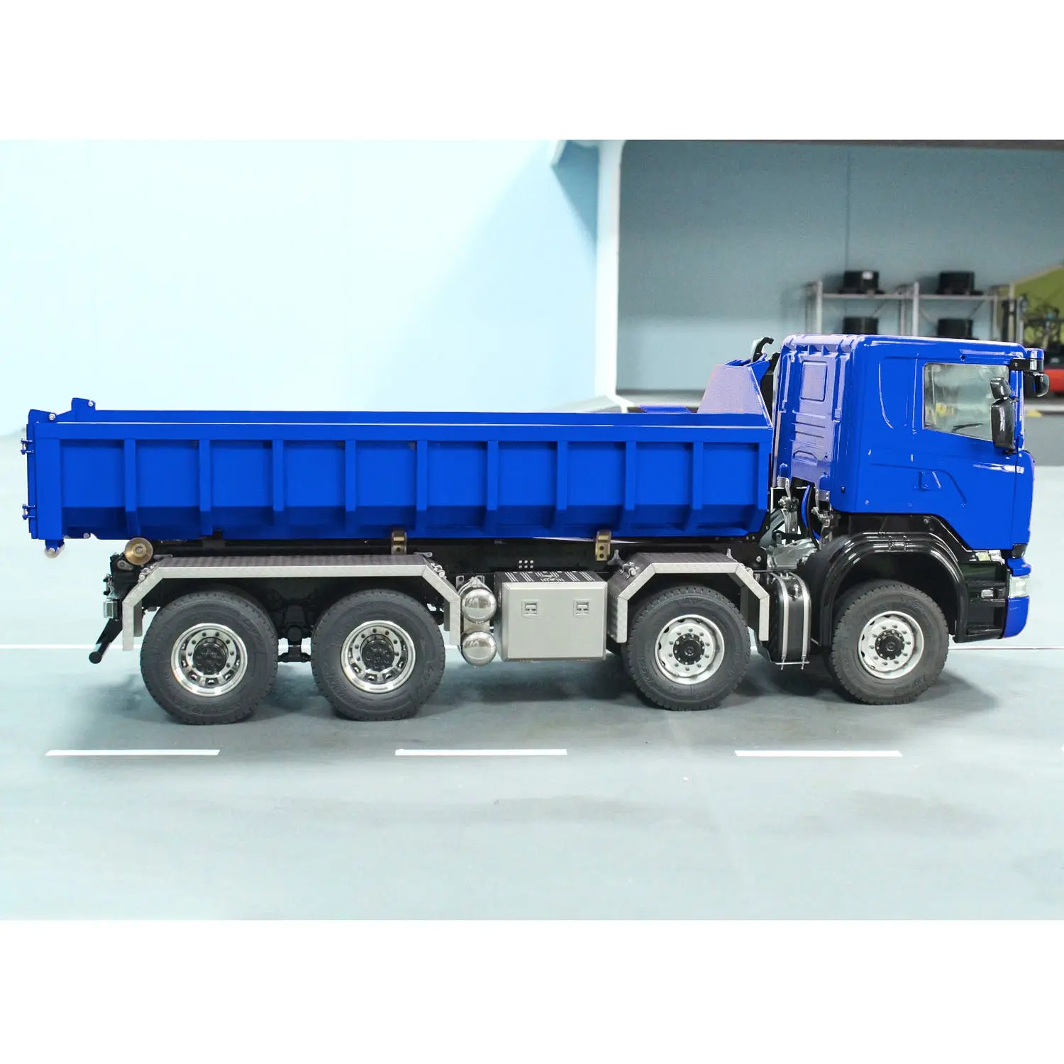 1/14 8x8 RC Hydraulic Full Dump Truck Roll On Off Dumper Trucks 3-speed Transmission Differential Lock Axles Motor Servo ESC