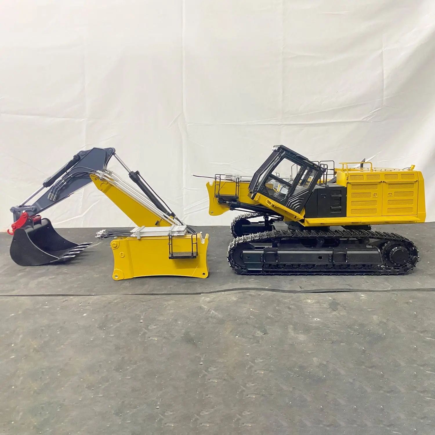 1/14 374 UHD 4-arm RC Hydraulic Demolition Excavator Radio Control Digger Assembled & Painted PL18EV Sound Light System