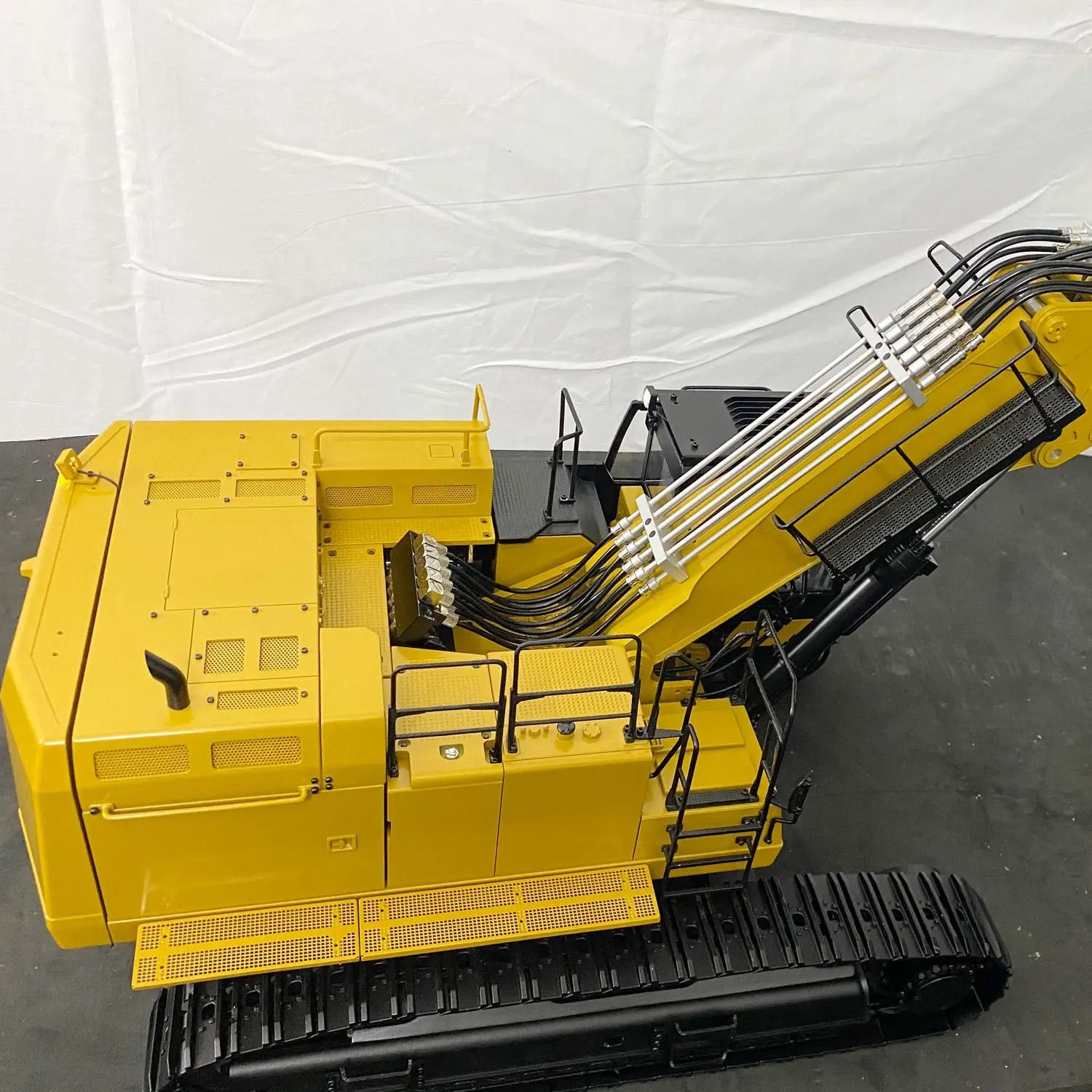 1/14 374 UHD 4-arm RC Hydraulic Demolition Excavator Radio Control Digger Assembled & Painted PL18EV Sound Light System