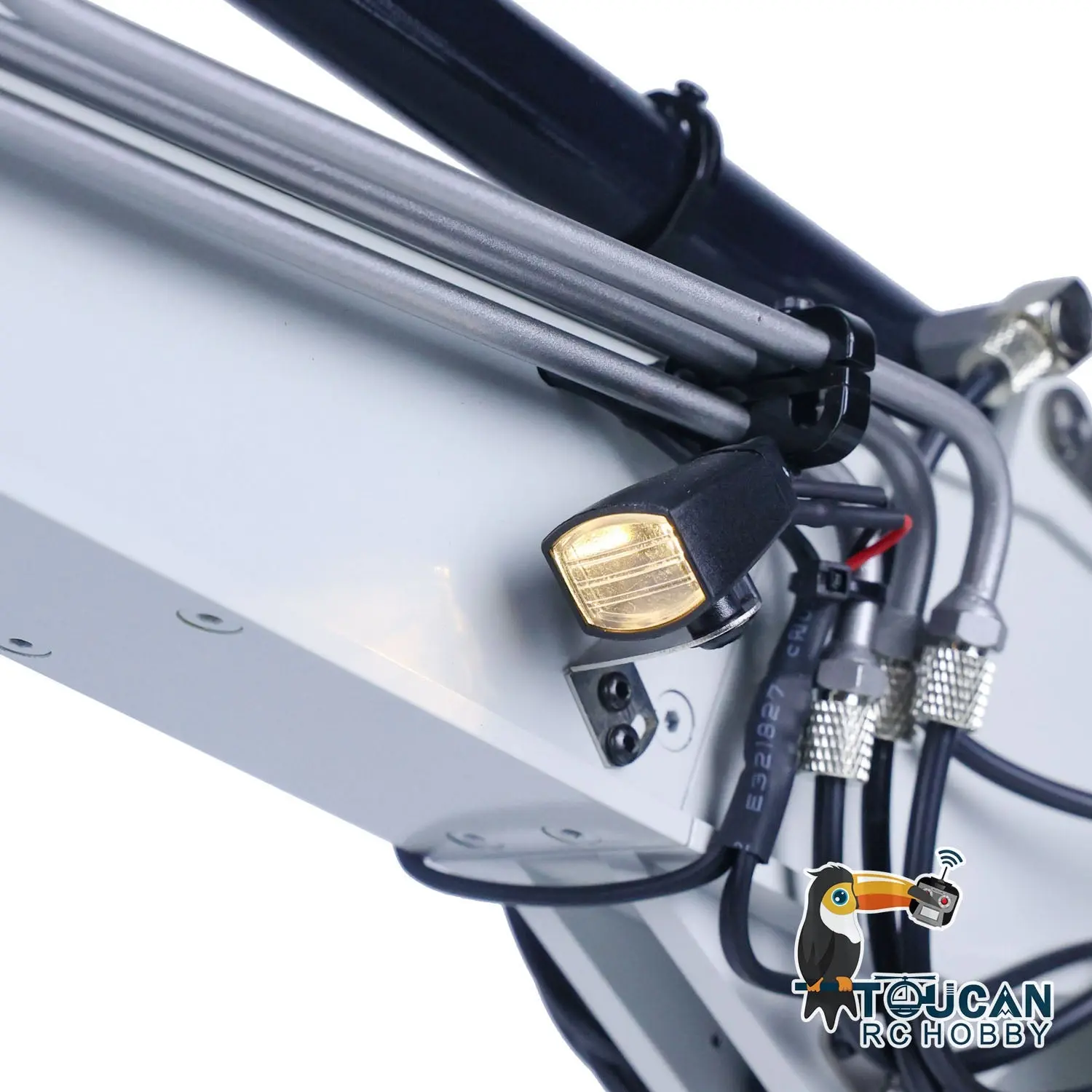 1/14 Radio Control 946-3 Metal Excavator 10 Channels Tracked Excavator Painted Body Rotary Metal Tiltable Bucket Ripper