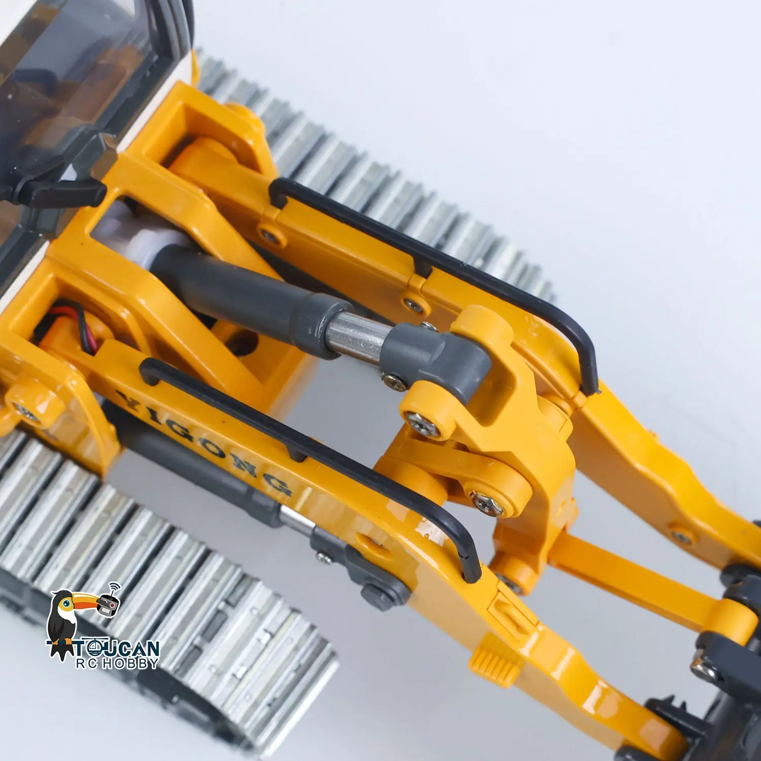 1:50 RC Electric Lifting Loader LR636 RTR Remote Controlled 2.4G Construction Vehicle Toys Metal Bucket Tracks Ripper Light Sound Battery USB