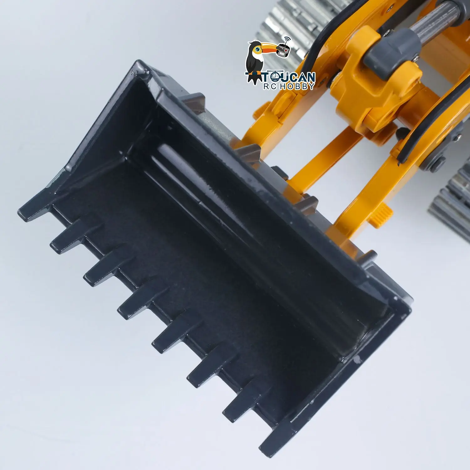 1:50 RC Electric Lifting Loader LR636 RTR Remote Controlled 2.4G Construction Vehicle Toys Metal Bucket Tracks Ripper Light Sound Battery USB