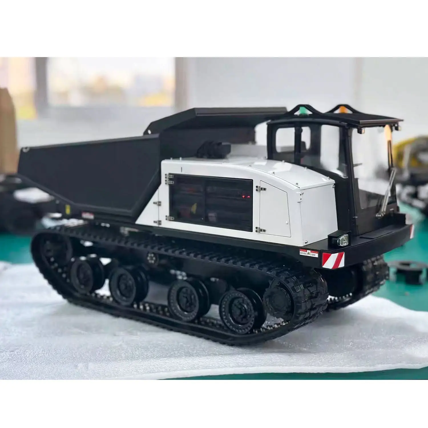 Super Frog T14R Panther RTR 1/14 RC Hydraulic Crawler Dump Truck Remote Control Metal Tracked Tipper Frsky X14 Radio Battery
