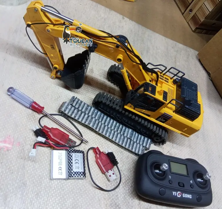 1/50 RC Digger PC520 Electric Lifting Radio Control Excavator Engineering Vehicle Metal Tracks Lights Sound Small Toy Collection