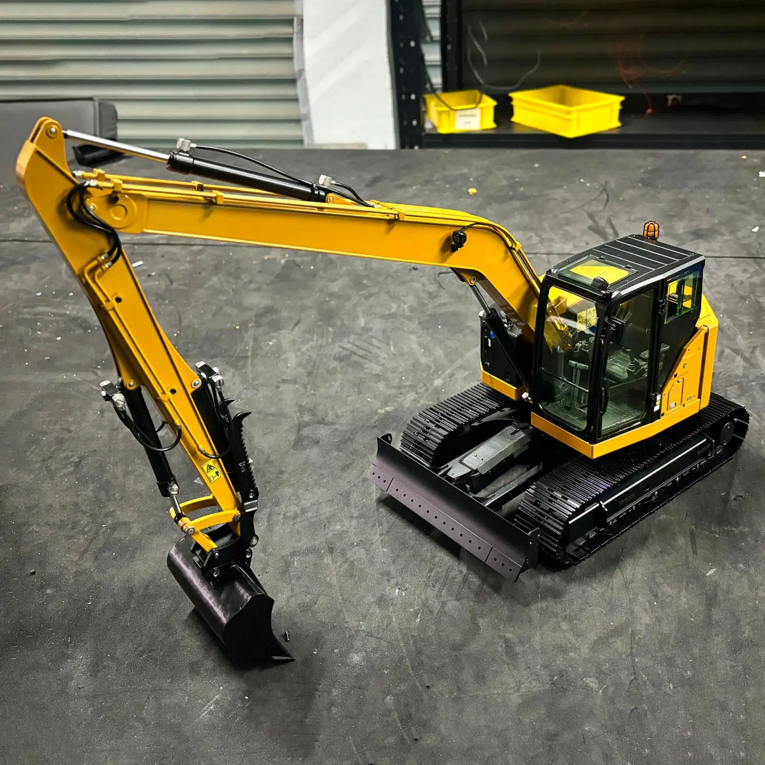 1/14 C308 RC Hydraulic Excavator 4 Valve Remote Control Construction Vehicle Extended Arm Brushless Motor No Sounds Charger