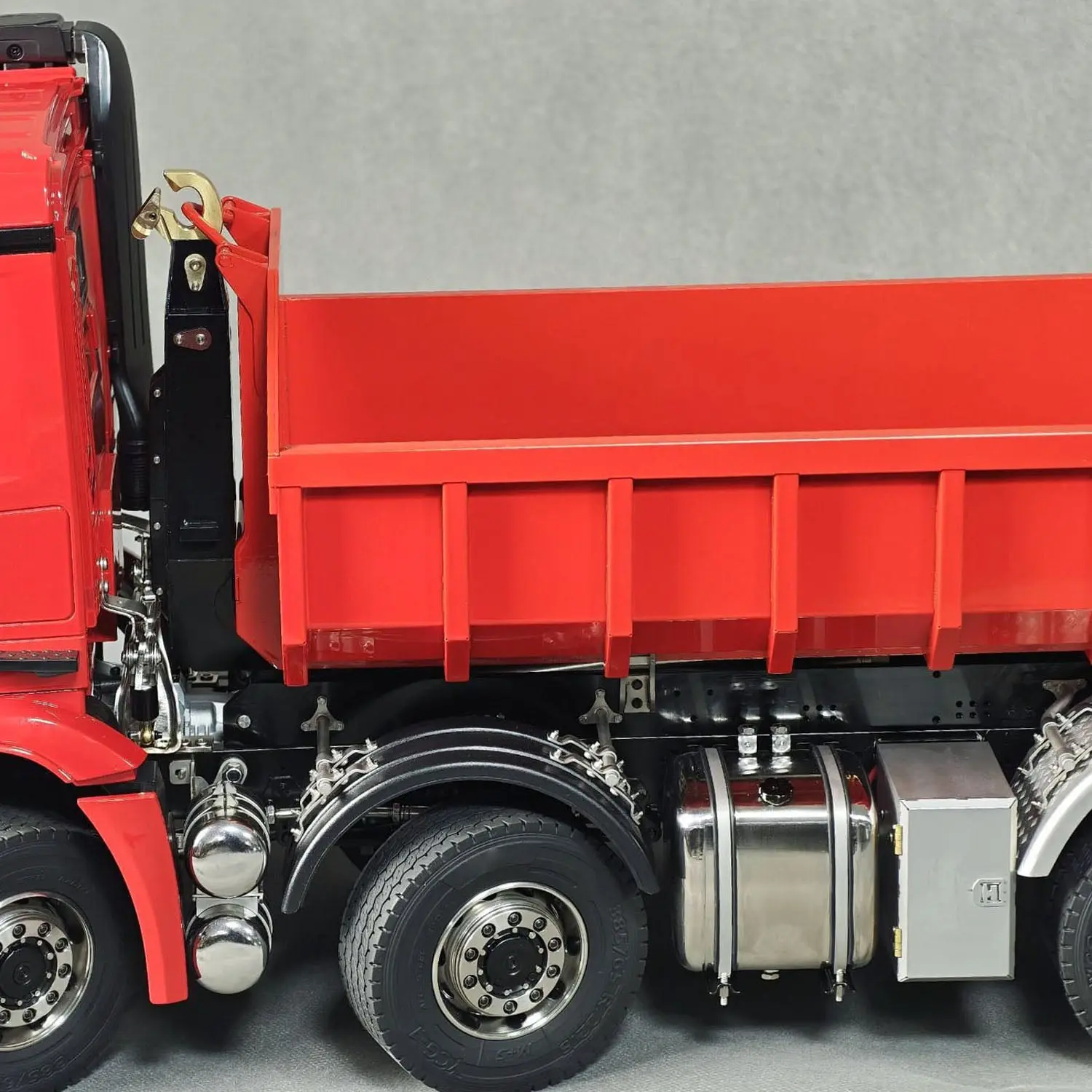 1/14 Remote Control Hydraulic Full Dumper 8*8 5 Valves RC Roll On Off Tipper Engineering Vehicle Differential Locks No Charger