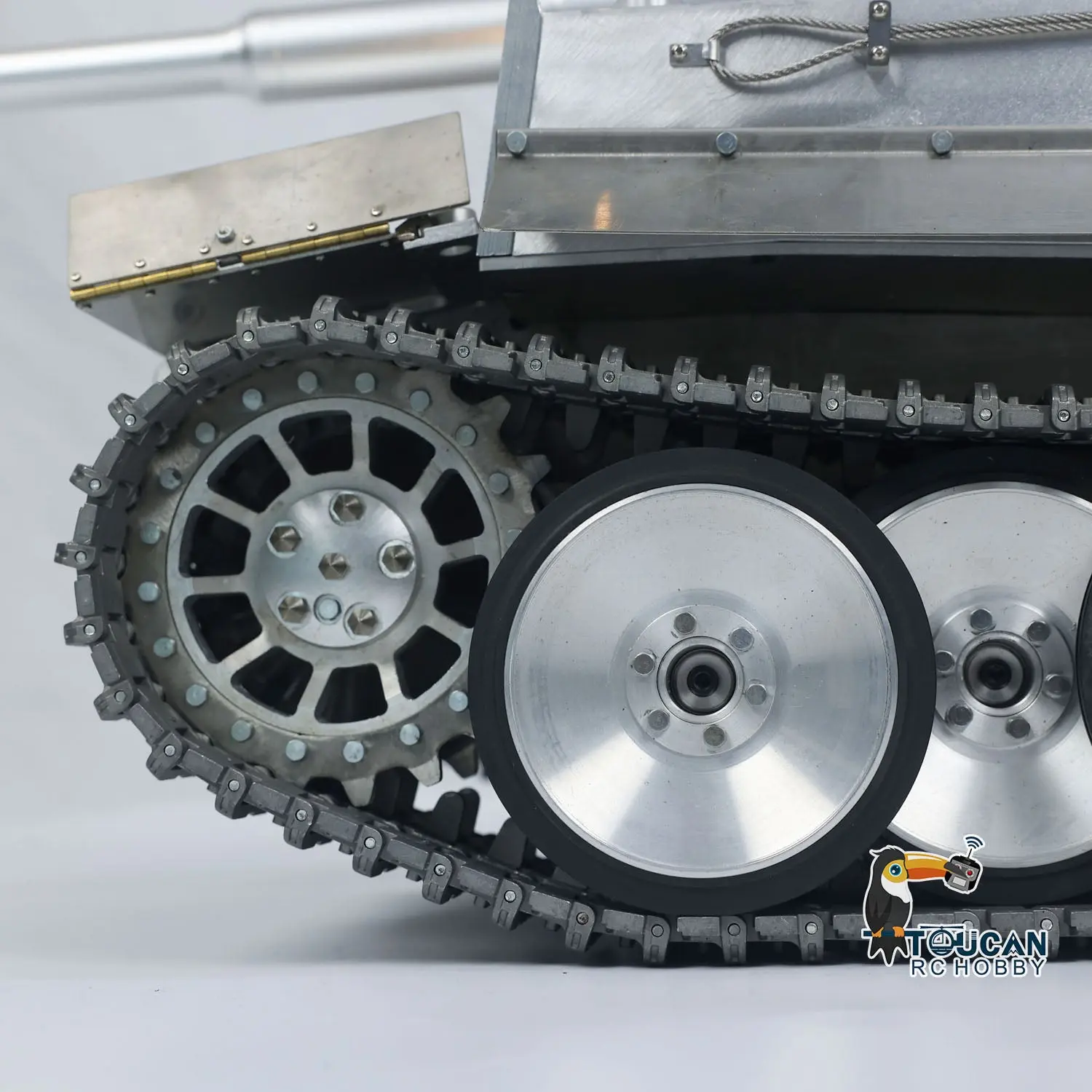 Henglong 1:8 Scale Full Metal German Tiger I RC Heavy Tank 3818 Track Wheel Barrel Recoil 360 Turret Smoke Unit Transmitter BB Firing Sound