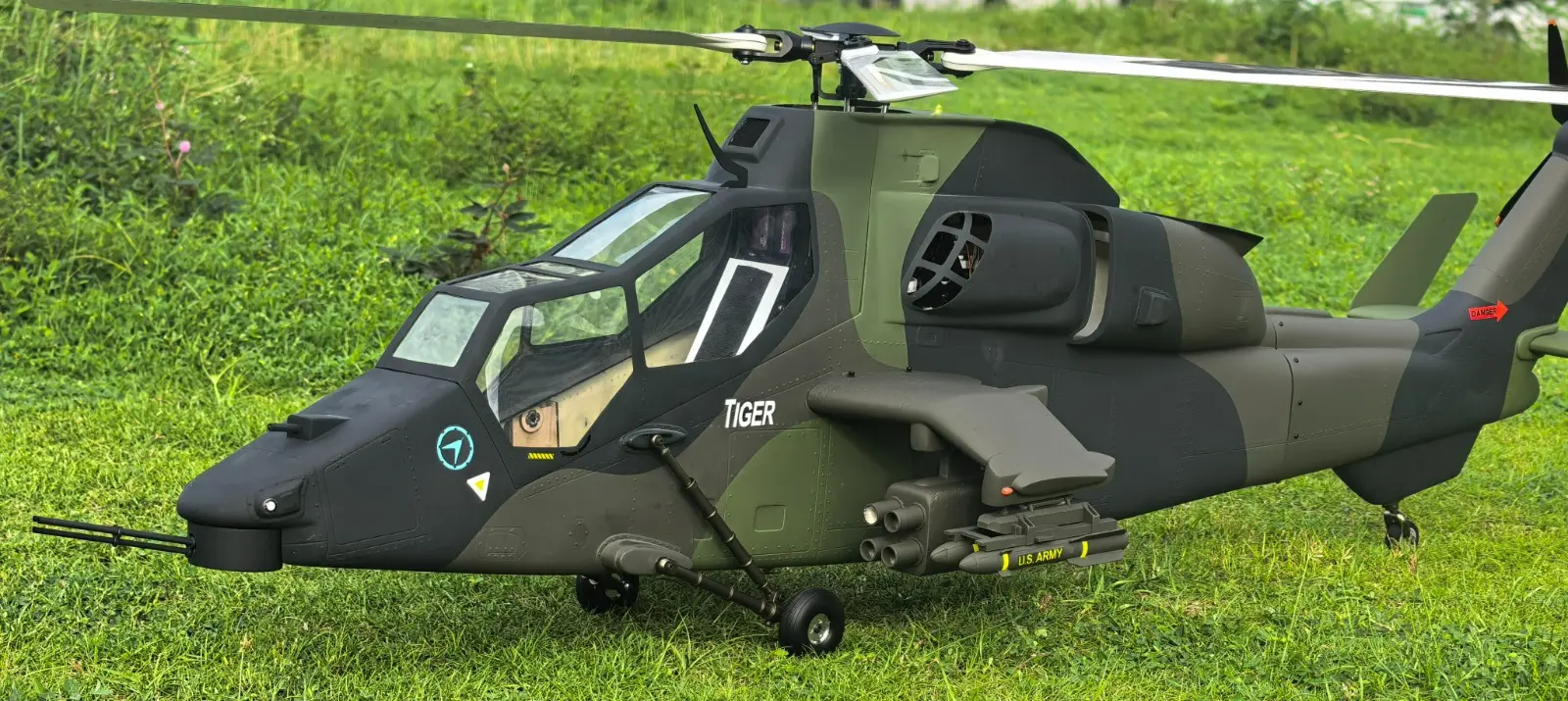 Close-up of the FLISHRC Tiger 700 tandem cockpit, roof-mounted sight and chin-mounted cannon