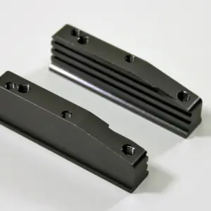 Team C Alu Engine Mount l/r 1:8 Comp. (T08655)