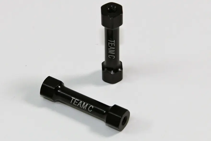 Team C Alu Wing Mount Shaft (2) 1:8 Comp. (TU0886)